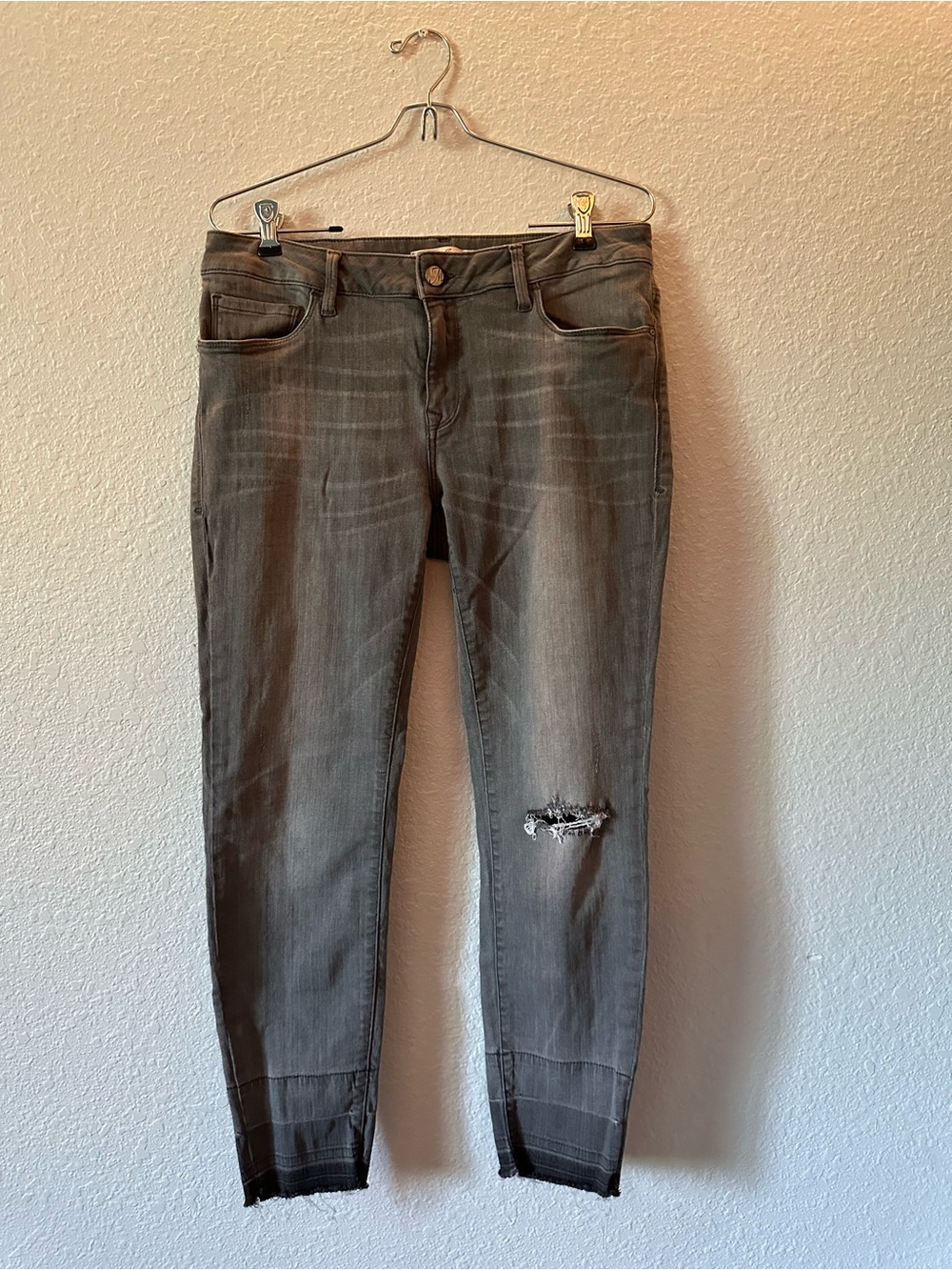 Mavi // Women's Gray Skinny Jeans with Distressed Knee